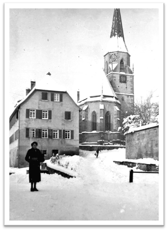 Altes Schulhaus, Kirche mit 2 Uhren, rechts vorne  Stange der Bodenwaage, an der die Kinder gerne turnten